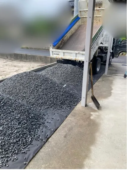 砂利・砕石の配送、どうやって荷下ろしするの?お客様の不安を解消! 砂利・砕石の配送、どうやって荷下ろしするの?お客様の不安を解消!