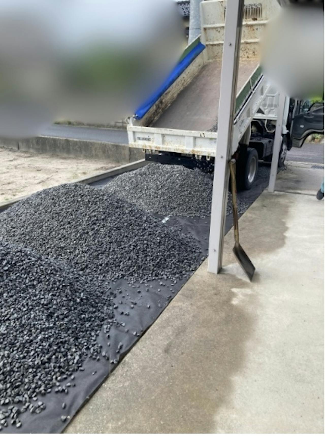 砂利・砕石の配送、どうやって荷下ろしするの?お客様の不安を解消! 砂利・砕石の配送、どうやって荷下ろしするの?お客様の不安を解消!
