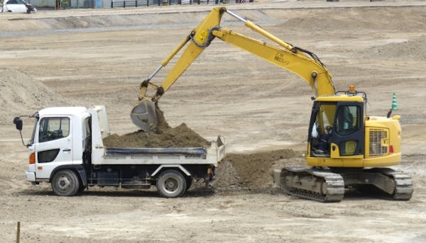 現場の目的で選ぶ「山砂」と「海砂」：特性を理解した最適な資材調達