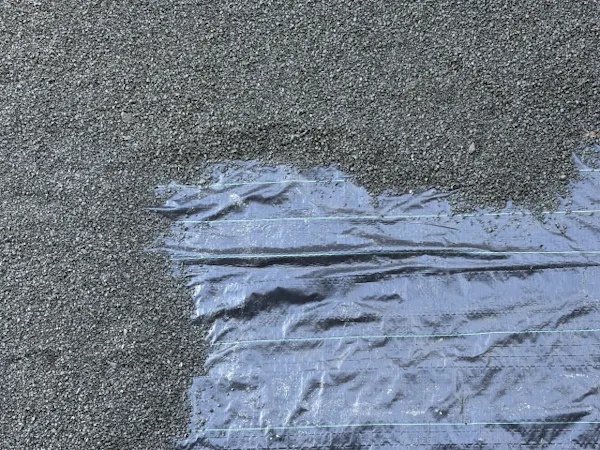 砂利の厚み、何センチが正解？プロが教える「美観・防草・歩きやすさ」の黄金比