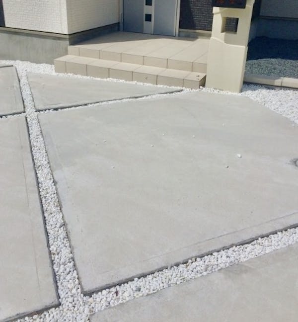 駐車場の目地に砂利を使う魅力と注意点