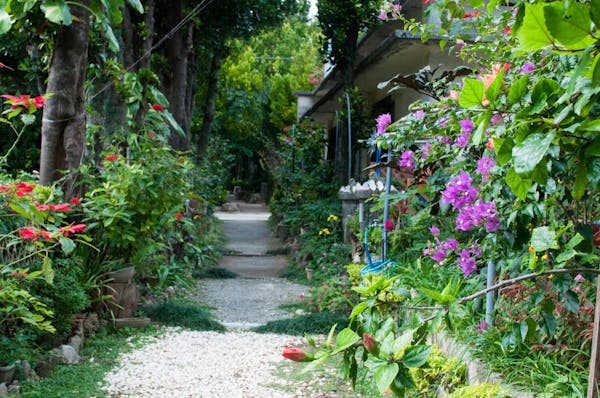 砂利で作るおしゃれな玄関アプローチ