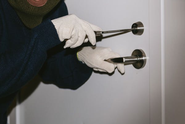 砂利・砕石で防犯対策を強化！ 侵入者への抑止効果